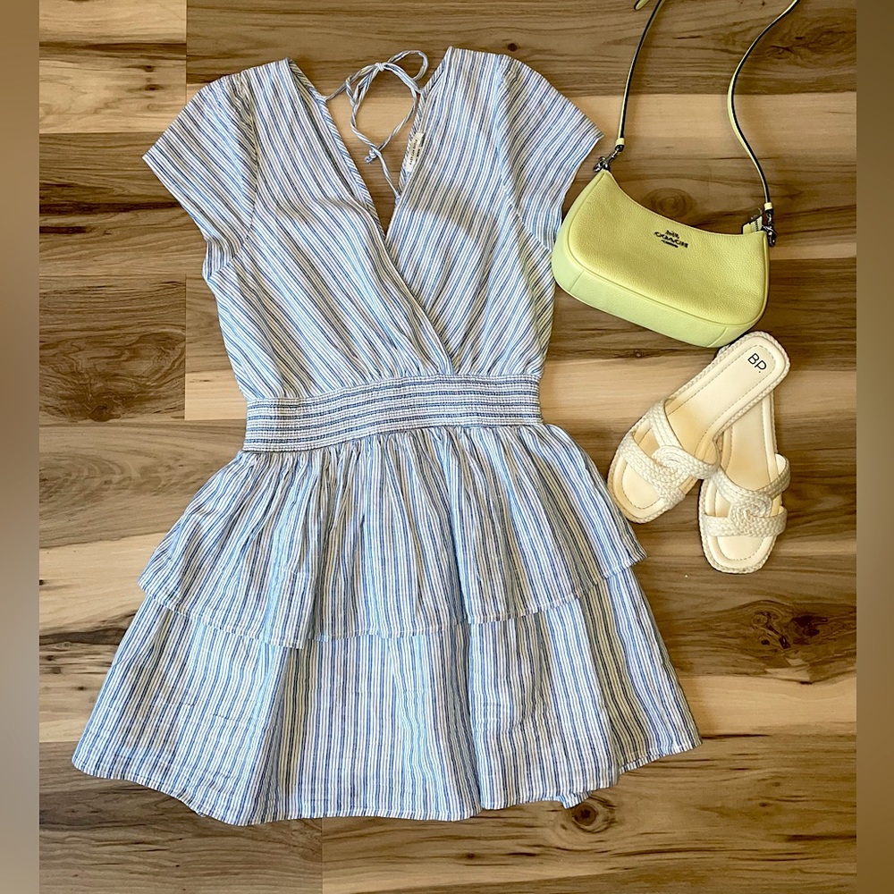 American Eagle, above the knee, short-sleeved, perfect for summer dress